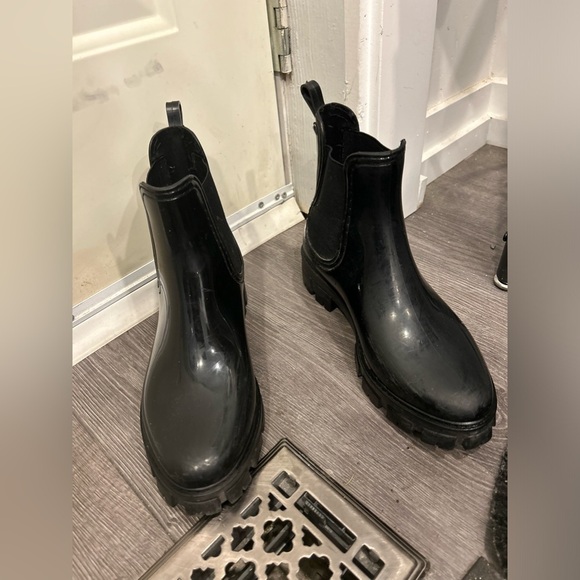 Ardene Chunky Chelsea Rain Boots in Black, Size 8 - Picture 4 of 5